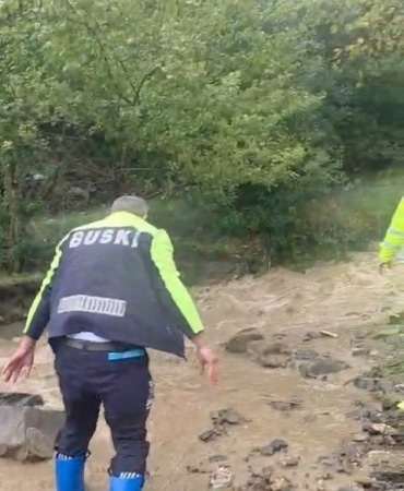 BURSA'DA ETKİLİ OLAN YOĞUN YAĞIŞLARIN ARDINDAN MUDANYA'DAKİ KARANLIK DERE'DE TAŞKIN RİSKİNİ AZALTMAK AMACIYLA EKİPLER İŞ MAKİNELERİYLE ÇALIŞMA GERÇEKLEŞTİRDİ. GÖKÇİN ÖDÜL/BURSA-İHA