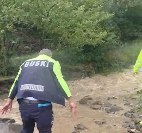 BURSA'DA ETKİLİ OLAN YOĞUN YAĞIŞLARIN ARDINDAN MUDANYA'DAKİ KARANLIK DERE'DE TAŞKIN RİSKİNİ AZALTMAK AMACIYLA EKİPLER İŞ MAKİNELERİYLE ÇALIŞMA GERÇEKLEŞTİRDİ. GÖKÇİN ÖDÜL/BURSA-İHA