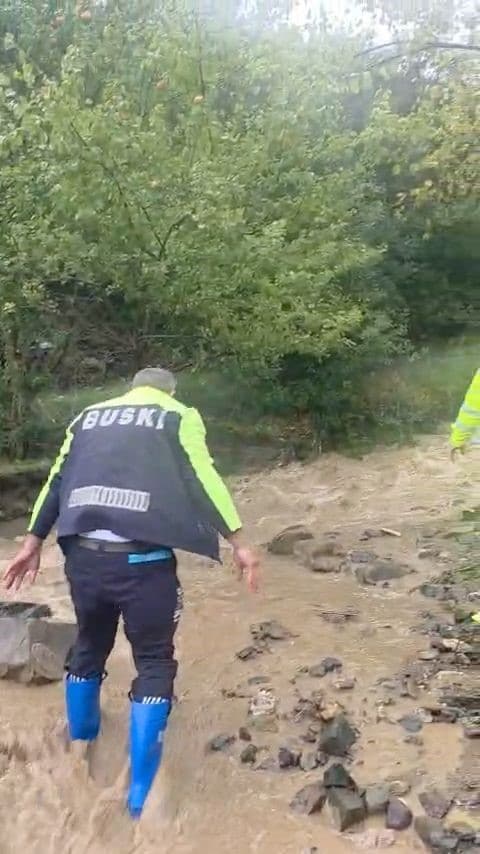 BURSA'DA ETKİLİ OLAN YOĞUN YAĞIŞLARIN ARDINDAN MUDANYA'DAKİ KARANLIK DERE'DE TAŞKIN RİSKİNİ AZALTMAK AMACIYLA EKİPLER İŞ MAKİNELERİYLE ÇALIŞMA GERÇEKLEŞTİRDİ. GÖKÇİN ÖDÜL/BURSA-İHA