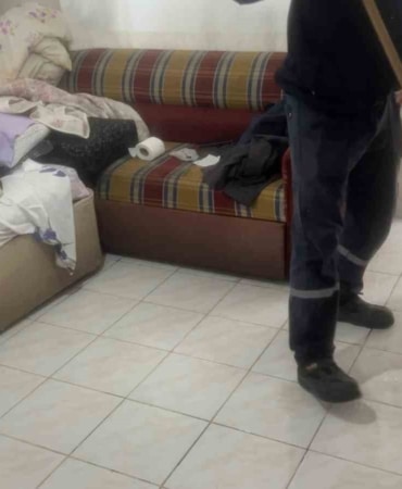 BURSA'DA TIKANAN SU GİDERLERİ NEDENİYLE APARTMANLARIN GİRİŞ KATLARINI SU BASTI. EVİNDE YALNIZ YAŞAYAN 90 YAŞLARINDAKİ VATANDAŞ İÇİN EKİPLER SEFERBER OLDU. GÖKÇİN ÖDÜL/BURSA-İHA