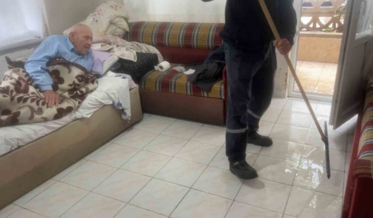 BURSA'DA TIKANAN SU GİDERLERİ NEDENİYLE APARTMANLARIN GİRİŞ KATLARINI SU BASTI. EVİNDE YALNIZ YAŞAYAN 90 YAŞLARINDAKİ VATANDAŞ İÇİN EKİPLER SEFERBER OLDU. GÖKÇİN ÖDÜL/BURSA-İHA