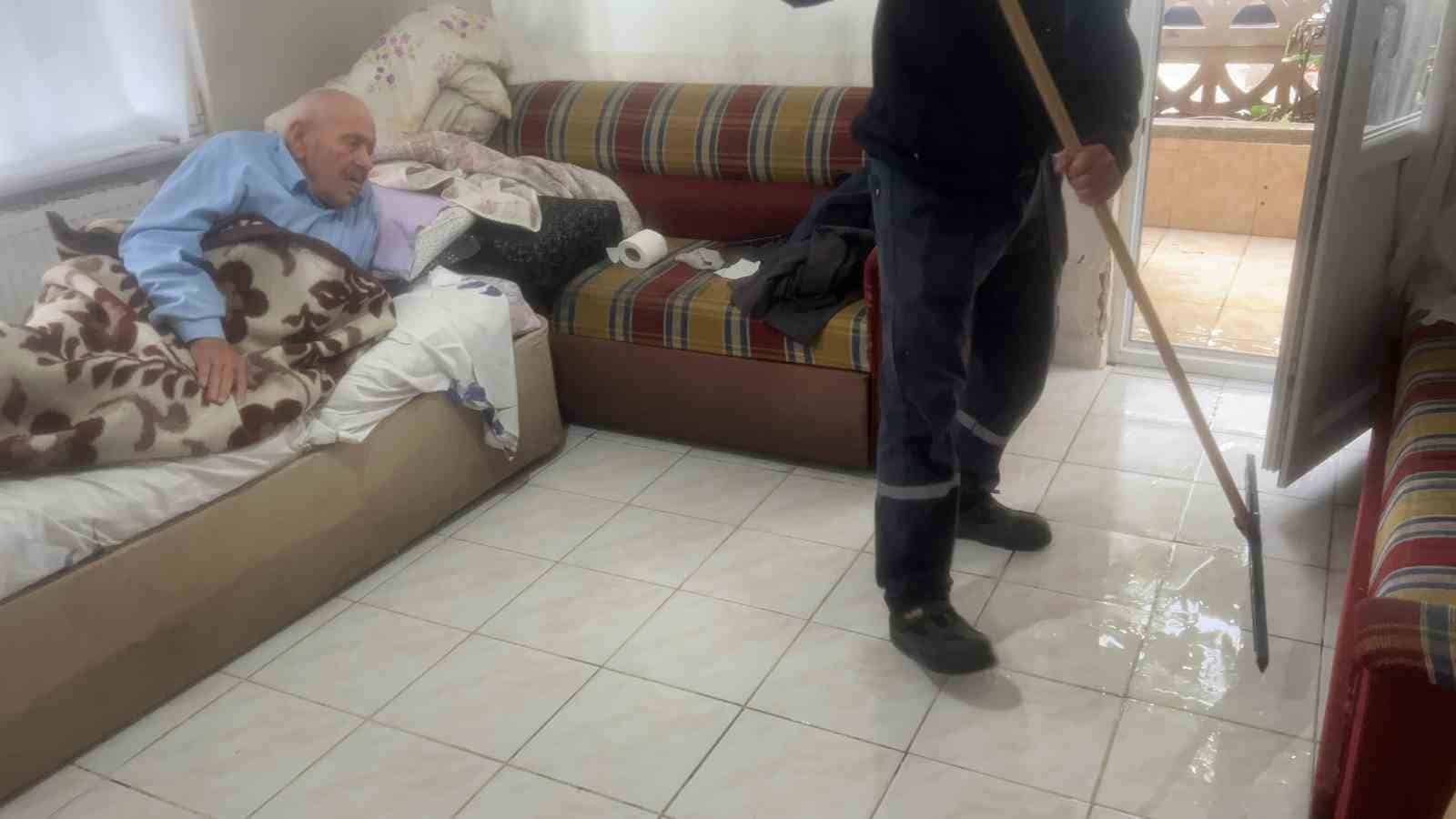 BURSA'DA TIKANAN SU GİDERLERİ NEDENİYLE APARTMANLARIN GİRİŞ KATLARINI SU BASTI. EVİNDE YALNIZ YAŞAYAN 90 YAŞLARINDAKİ VATANDAŞ İÇİN EKİPLER SEFERBER OLDU. GÖKÇİN ÖDÜL/BURSA-İHA