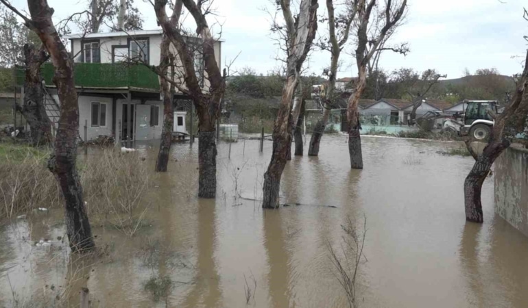 BURSA’NIN MUDANYA İLÇESİ ESENCE MAHALLESİ’NDE ETKİLİ OLAN SAĞANAK YAĞIŞ SEBEBİYLE DERELERİN TAŞMASI SONUCU EVLER VE İŞ YERLERİ SULAR ALTINDA KALDI. GÖLE DÖNEN KAHVEHANE İŞLETMECİSİ, "BİRAZ DAHA BÖYLE DEVAM EDERSE BALIK YETİŞTİRECEĞİZ. HER YAĞMURDA BURASI BÖYLE OLUYOR" DEDİ.