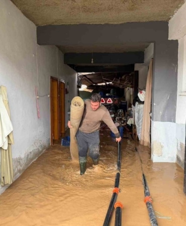 BURSA'NIN İZNİK İLÇESİNDE ŞİDDETLİ YAĞIŞIN ARDINDAN TAŞAN KARA DERE, ÇAKIRCA MAHALLESİ'Nİ SULAR ALTINDA BIRAKTI. ZEMİN KATTAKİ EVLERİN İÇİNİ SU BASARKEN, İZNİK GÖLÜ ÇAMURA BULANDI.