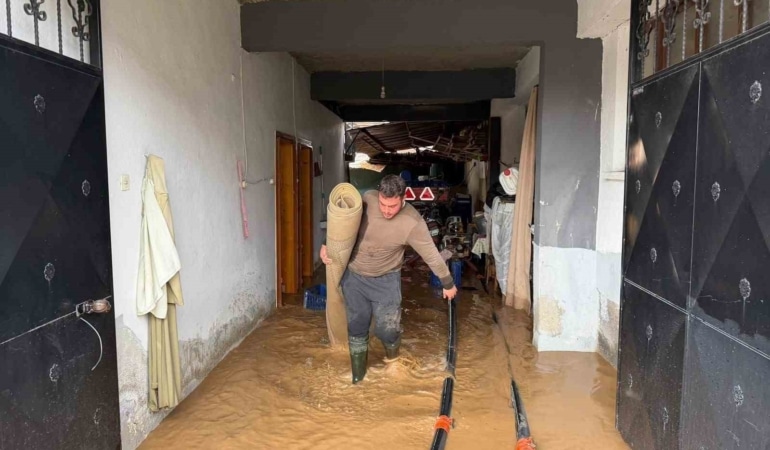 BURSA'NIN İZNİK İLÇESİNDE ŞİDDETLİ YAĞIŞIN ARDINDAN TAŞAN KARA DERE, ÇAKIRCA MAHALLESİ'Nİ SULAR ALTINDA BIRAKTI. ZEMİN KATTAKİ EVLERİN İÇİNİ SU BASARKEN, İZNİK GÖLÜ ÇAMURA BULANDI.