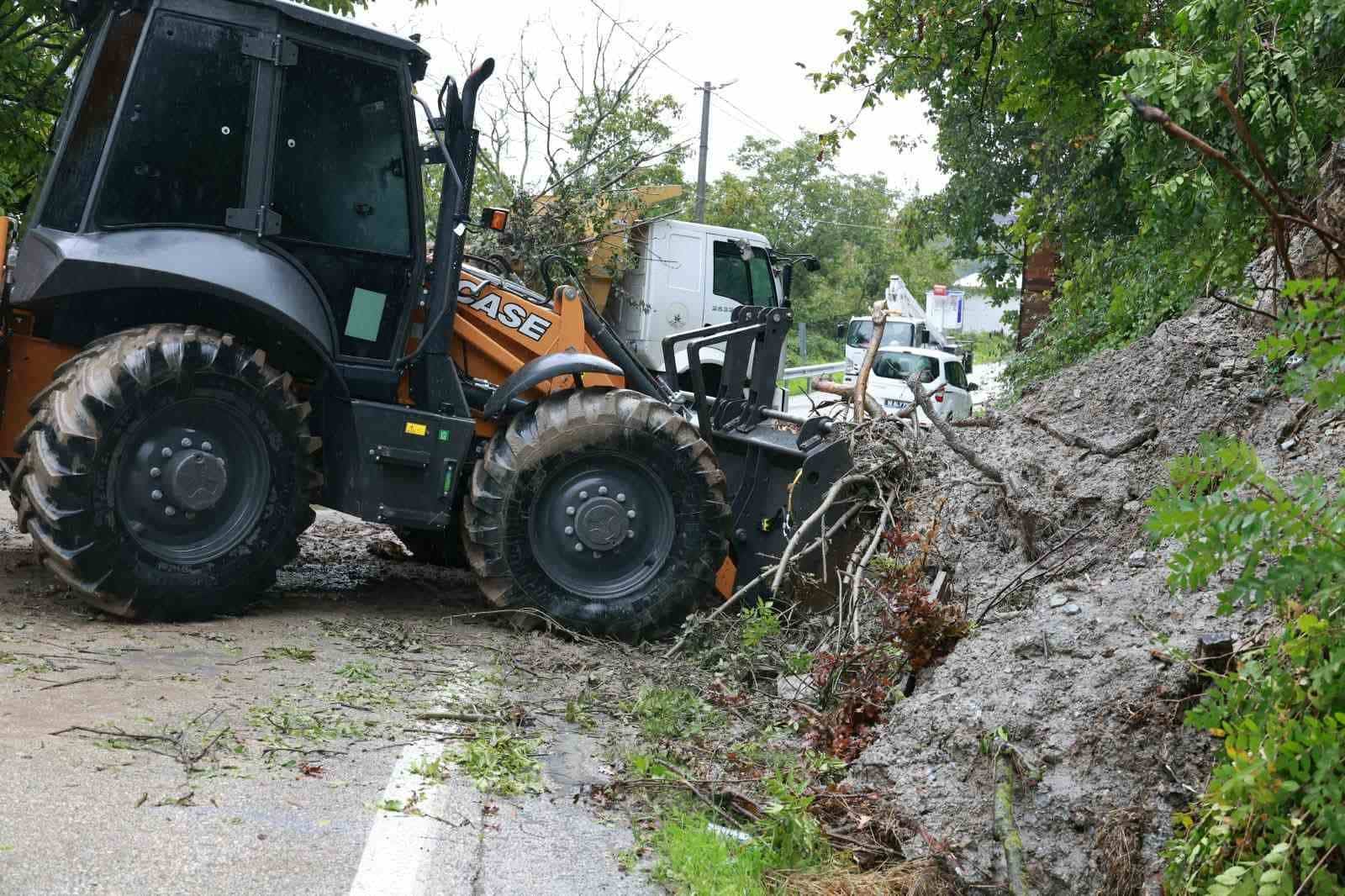 OSMANGAZİ BELEDİYESİ, KUVVETLİ YAĞIŞ VE FIRTINANIN NEDEN OLABİLECEĞİ OLUMSUZLUKLARA KARŞI İLÇE GENELİNDE ÇALIŞMALARINI ARALIKSIZ SÜRDÜRÜYOR.