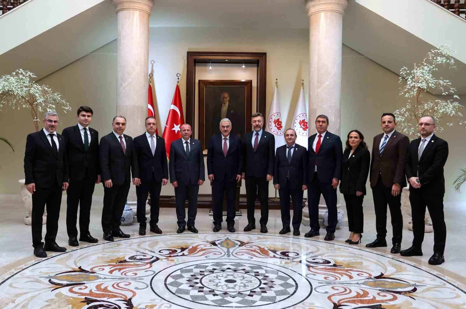 BURSA TİCARET VE SANAYİ ODASI (BTSO) YÖNETİM KURULU BAŞKANLIĞINA SEÇİLEN ÖZER MATLI, MAZBATASINI ALDI. BTSO’NUN TÜM ÜYELERİN ORTAK ÇATISI OLDUĞUNU VURGULAYAN MATLI, “BTSO HEPİMİZİN ODASI. 60 BİN ÜYEMİZİN HER BİRİNİN KENDİNİ BU ÇATININ BİR PARÇASI HİSSETTİĞİ, SORUNLARINI DİLE GETİREBİLDİĞİ VE ÇÖZÜM SÜREÇLERİNDE YER ALABİLDİĞİ BİR ANLAYIŞLA ÇALIŞACAĞIZ.” DEDİ.