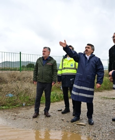 YILDIRIM BELEDİYESİ, SAĞANAK YAĞIŞIN ARDINDAN MEYDANA GELEN OLUMSUZLUKLARI ORTADAN KALDIRMAK VE GÜNLÜK YAŞAMIN BİR AN ÖNCE NORMALE DÖNMESİNİ SAĞLAMAK AMACIYLA ÇALIŞMA BAŞLATTI. HAREKETE GEÇEN BELEDİYE EKİPLERİ, SAĞANAK YAĞIŞ SONRASI MAHALLELERDEKİ OLUMSUZLUKLARIN GİDERİLMESİ İÇİN YOĞUN MESAİ HARCADI. YILDIRIM BELEDİYE BAŞKANI OKTAY YILMAZ, YAĞIŞTAN ETKİLENEN BÖLGELERDE İNCELEMELERDE BULUNDU. BELEDİYE EKİPLERİNİN YÜRÜTTÜĞÜ ÇALIŞMALARI YAKINDAN TAKİP EDEN BAŞKAN OKTAY YILMAZ, GÖREVLİLERDEN SAHADAKİ SON DURUM HAKKINDA BİLGİ ALDI.