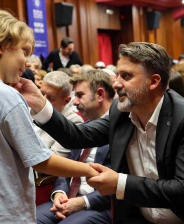 BURSA BÜYÜKŞEHİR BELEDİYESİ, BURSA’NIN FETHİNİN 70. YILI ETKİNLİKLERİ KAPSAMINDA KOSOVA PRİZREN SANAT TİYATROSU’NUN ‘SEÇER PARE’ İSİMLİ TİYATRO OYUNUNU BURSALI SANATSEVERLERLE BULUŞTURDU.