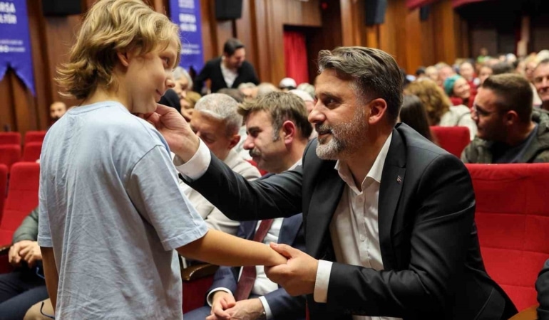 BURSA BÜYÜKŞEHİR BELEDİYESİ, BURSA’NIN FETHİNİN 70. YILI ETKİNLİKLERİ KAPSAMINDA KOSOVA PRİZREN SANAT TİYATROSU’NUN ‘SEÇER PARE’ İSİMLİ TİYATRO OYUNUNU BURSALI SANATSEVERLERLE BULUŞTURDU.
