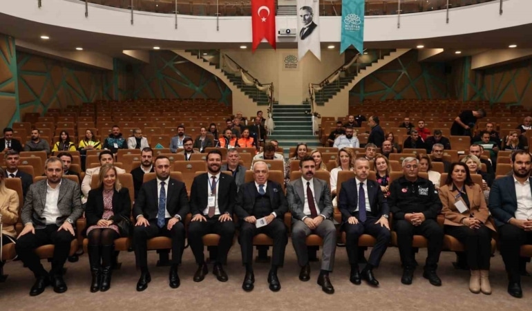 NİLÜFER’DE GERÇEKLEŞEN İRAP ÇALIŞTAYI’NDA AKADEMİSYENLER, YEREL YÖNETİMLER VE KAMU KURUMLARI BİR ARAYA GELDİ. ÇALIŞTAYDA, 2027-2031 DÖNEMİ AFET RİSK AZALTMA EYLEM PLANLARI MASAYA YATIRILDI.