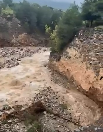 BURSA'DA SAĞANAK YAĞIŞ SONRASI CUMALIKIZIK'TA BULUNAN DEREDE HEYELAN MEYDANA GELDİ. O ANLAR ANBEAN AMATÖR KAMERA İLE KAYDEDİLDİ.