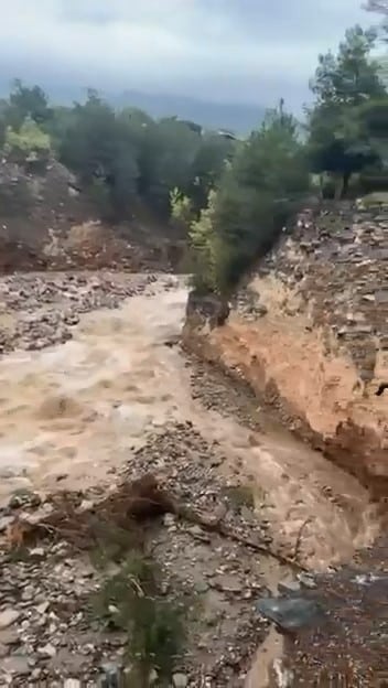 BURSA'DA SAĞANAK YAĞIŞ SONRASI CUMALIKIZIK'TA BULUNAN DEREDE HEYELAN MEYDANA GELDİ. O ANLAR ANBEAN AMATÖR KAMERA İLE KAYDEDİLDİ.