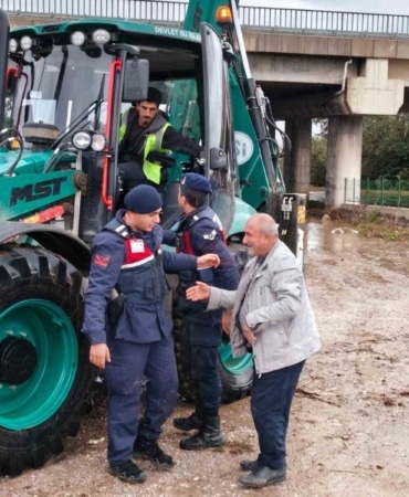 BURSA’DA SU TAŞKINI NEDENİYLE EVİNE GİDEN YOLLAR KAPANAN VE MAHSUR KALAN 63 YAŞINDAKİ VATANDAŞ, JANDARMA TİMLERİNİN İŞ MAKİNESİ YARDIMIYLA GERÇEKLEŞTİRDİĞİ ÇALIŞMA SONUCU KURTARILDI.