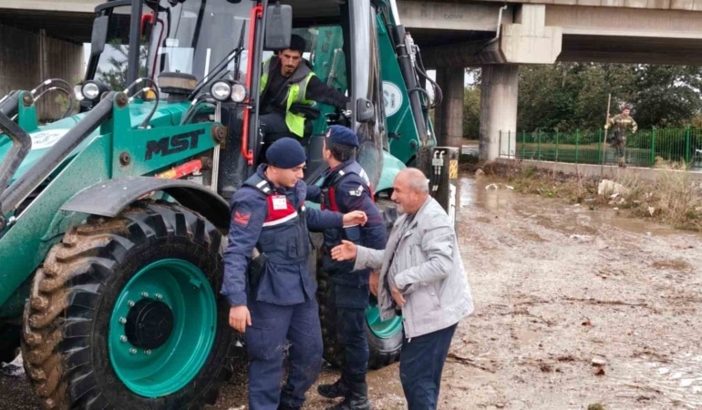 BURSA’DA SU TAŞKINI NEDENİYLE EVİNE GİDEN YOLLAR KAPANAN VE MAHSUR KALAN 63 YAŞINDAKİ VATANDAŞ, JANDARMA TİMLERİNİN İŞ MAKİNESİ YARDIMIYLA GERÇEKLEŞTİRDİĞİ ÇALIŞMA SONUCU KURTARILDI.