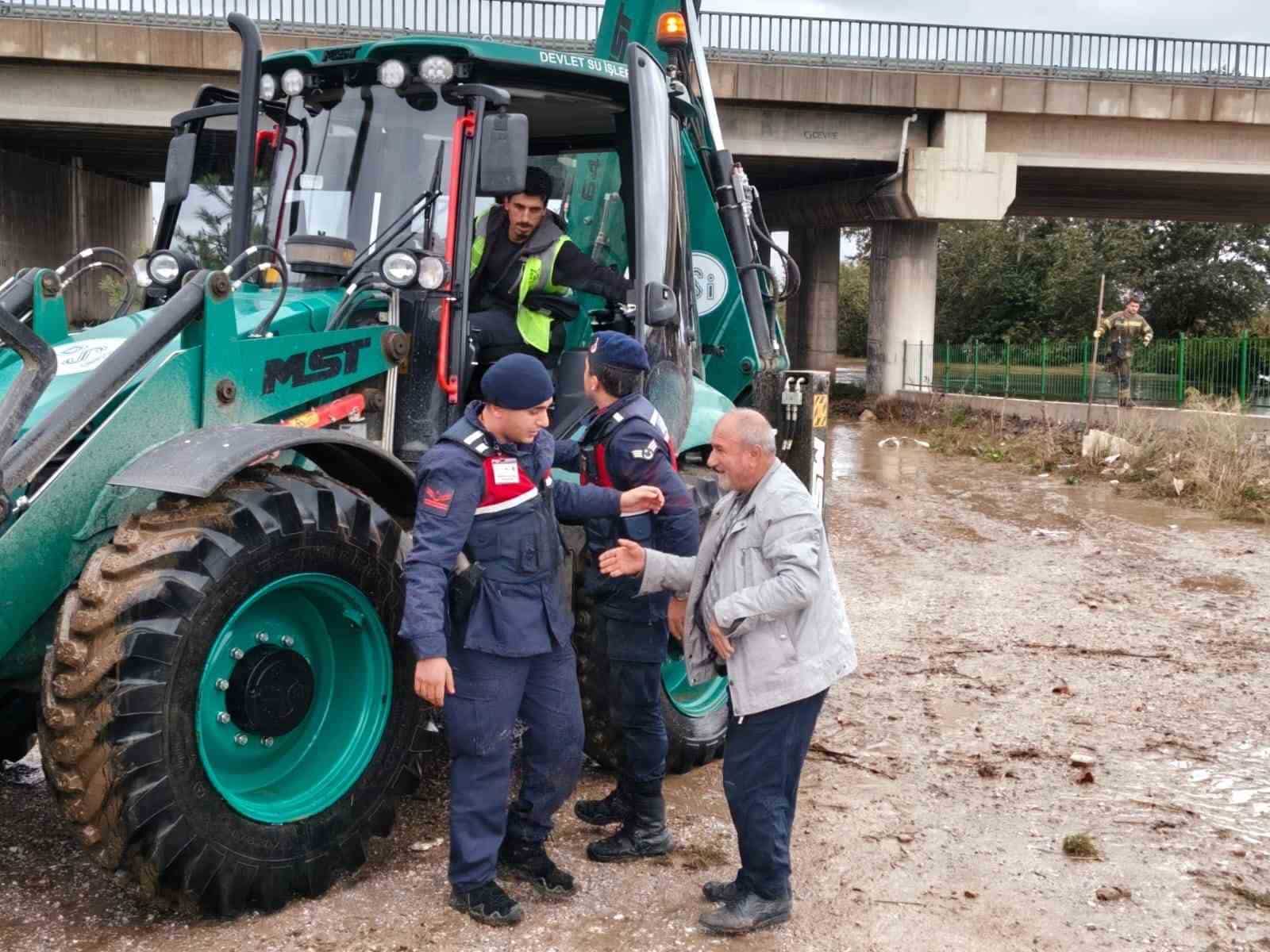 BURSA’DA SU TAŞKINI NEDENİYLE EVİNE GİDEN YOLLAR KAPANAN VE MAHSUR KALAN 63 YAŞINDAKİ VATANDAŞ, JANDARMA TİMLERİNİN İŞ MAKİNESİ YARDIMIYLA GERÇEKLEŞTİRDİĞİ ÇALIŞMA SONUCU KURTARILDI.