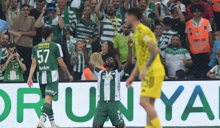 BURSASPOR'UN SANTRFORU KELECHİ IHEANACHO VE SAFFET SANCAKLI'NIN 9 MAÇLIK GOL SERİSİNİ GERİDE BIRAKAN PERFORMANSIYLA TÜRK FUTBOLUNDA TARİHİ BİR BAŞARIYA İMZA ATTI.