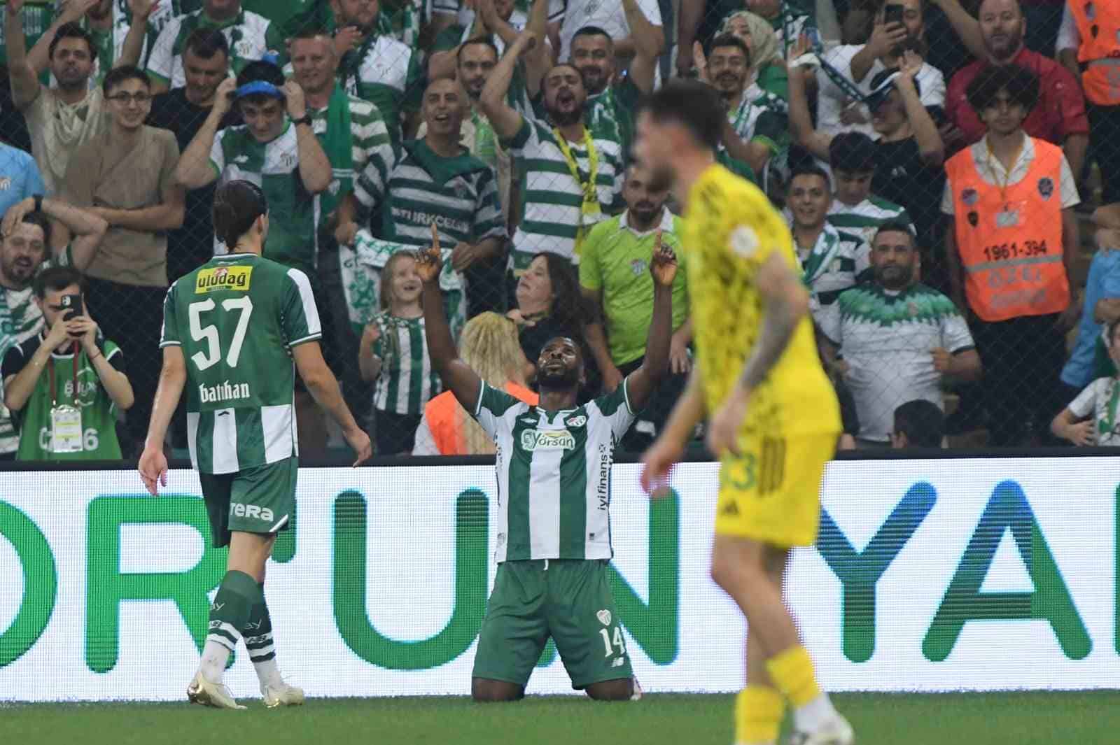 BURSASPOR'UN SANTRFORU KELECHİ IHEANACHO VE SAFFET SANCAKLI'NIN 9 MAÇLIK GOL SERİSİNİ GERİDE BIRAKAN PERFORMANSIYLA TÜRK FUTBOLUNDA TARİHİ BİR BAŞARIYA İMZA ATTI.