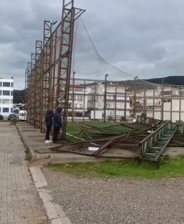 BURSA’NIN MUSTAFAKEMALPAŞA İLÇESİ YENİKÖY MAHALLESİ’NDE ETKİLİ OLAN FIRTINA, HALI SAHANIN DİREKLERİNİ YIKARAK PARÇALADI. YAŞANAN HASAR, CEP TELEFONU KAMERASINA YANSIDI.