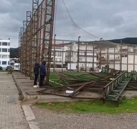 BURSA’NIN MUSTAFAKEMALPAŞA İLÇESİ YENİKÖY MAHALLESİ’NDE ETKİLİ OLAN FIRTINA, HALI SAHANIN DİREKLERİNİ YIKARAK PARÇALADI. YAŞANAN HASAR, CEP TELEFONU KAMERASINA YANSIDI.