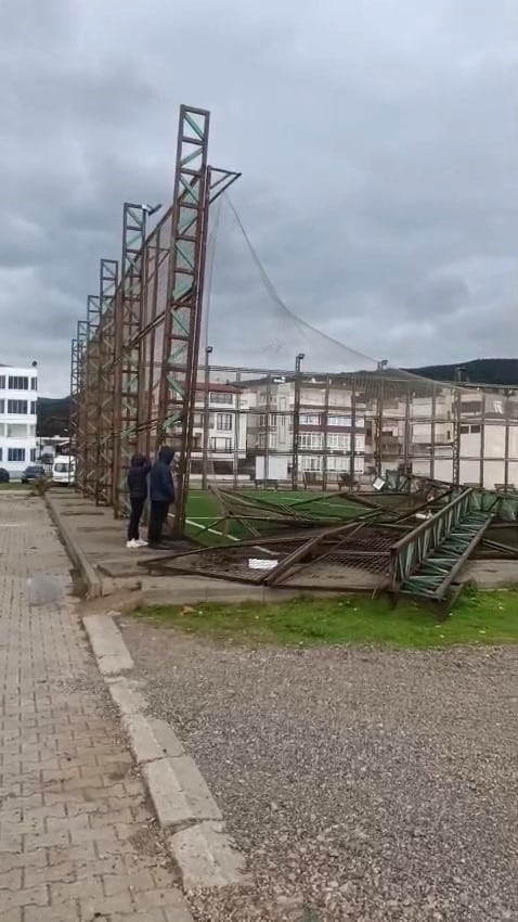 BURSA’NIN MUSTAFAKEMALPAŞA İLÇESİ YENİKÖY MAHALLESİ’NDE ETKİLİ OLAN FIRTINA, HALI SAHANIN DİREKLERİNİ YIKARAK PARÇALADI. YAŞANAN HASAR, CEP TELEFONU KAMERASINA YANSIDI.