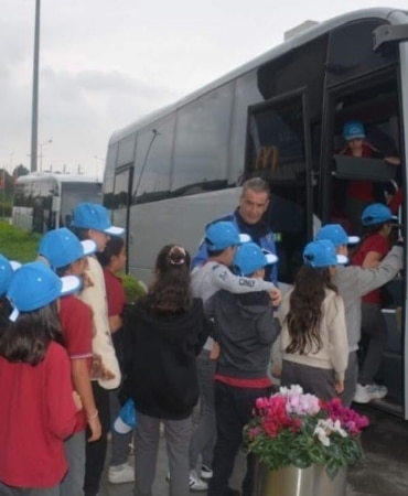 BURSA EMNİYET MÜDÜRLÜĞÜ TARAFINDAN YÜRÜTÜLEN "BİRLİKTE GÜZEL YARINLARA, GÜVENLİ BURSA" PROJESİ ÇERÇEVESİNDE 48 ÖĞRENCİ SİNEMA ETKİNLİĞİNE KATILDI. ÖĞRENCİLER, BİLİM VE TEKNOLOJİ TEMALI "ROBOT 404" ADLI ANİMASYON FİLMİNİ İZLEDİ.