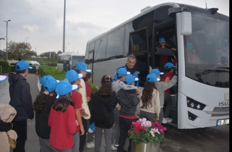 BURSA EMNİYET MÜDÜRLÜĞÜ TARAFINDAN YÜRÜTÜLEN "BİRLİKTE GÜZEL YARINLARA, GÜVENLİ BURSA" PROJESİ ÇERÇEVESİNDE 48 ÖĞRENCİ SİNEMA ETKİNLİĞİNE KATILDI. ÖĞRENCİLER, BİLİM VE TEKNOLOJİ TEMALI "ROBOT 404" ADLI ANİMASYON FİLMİNİ İZLEDİ.