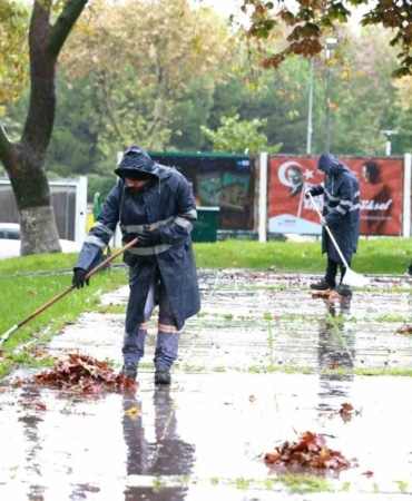 OSMANGAZİ BELEDİYESİ, SONBAHARIN GELİŞİYLE BİRLİKTE AĞAÇLARDAN DÖKÜLEN YAPRAKLARI TİTİZLİKLE YÜRÜTTÜĞÜ ÇALIŞMALARLA DÜZENLİ VE AKSATMADAN TEMİZLİYOR. İLÇE GENELİNDEKİ PARK VE YEŞİL ALANLARDA SÜRDÜRÜLEN TEMİZLİK ÇALIŞMALARIYLA PARK VE YEŞİL ALANLAR BAKIMLI HALE GETİRİLİYOR.