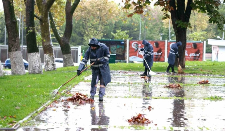 OSMANGAZİ BELEDİYESİ, SONBAHARIN GELİŞİYLE BİRLİKTE AĞAÇLARDAN DÖKÜLEN YAPRAKLARI TİTİZLİKLE YÜRÜTTÜĞÜ ÇALIŞMALARLA DÜZENLİ VE AKSATMADAN TEMİZLİYOR. İLÇE GENELİNDEKİ PARK VE YEŞİL ALANLARDA SÜRDÜRÜLEN TEMİZLİK ÇALIŞMALARIYLA PARK VE YEŞİL ALANLAR BAKIMLI HALE GETİRİLİYOR.