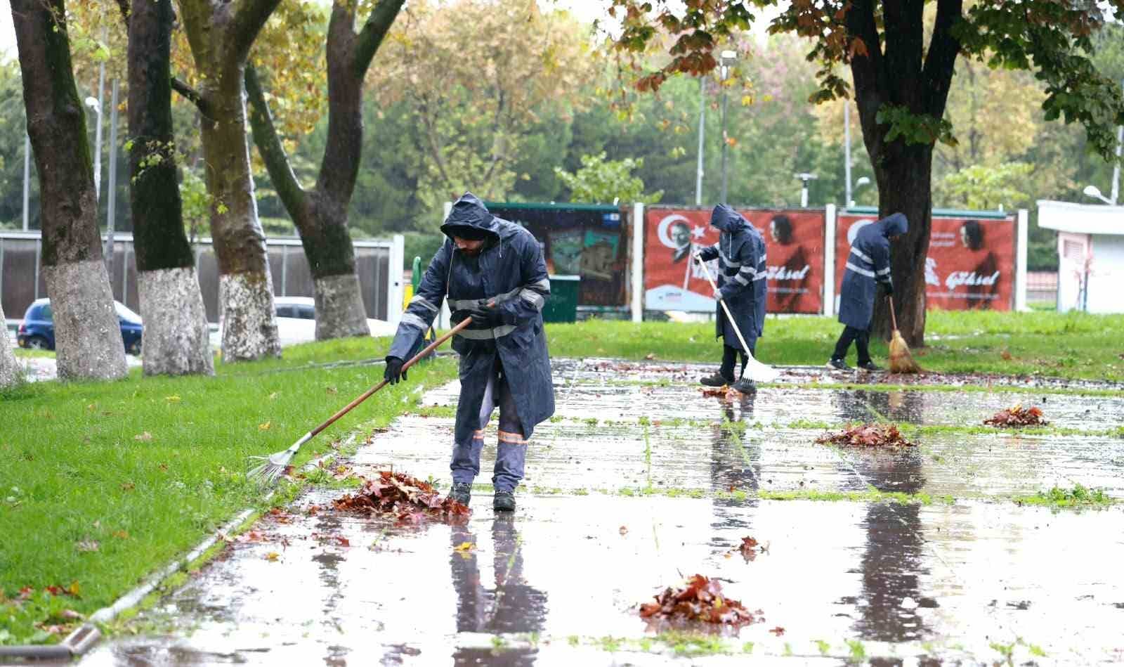 OSMANGAZİ BELEDİYESİ, SONBAHARIN GELİŞİYLE BİRLİKTE AĞAÇLARDAN DÖKÜLEN YAPRAKLARI TİTİZLİKLE YÜRÜTTÜĞÜ ÇALIŞMALARLA DÜZENLİ VE AKSATMADAN TEMİZLİYOR. İLÇE GENELİNDEKİ PARK VE YEŞİL ALANLARDA SÜRDÜRÜLEN TEMİZLİK ÇALIŞMALARIYLA PARK VE YEŞİL ALANLAR BAKIMLI HALE GETİRİLİYOR.
