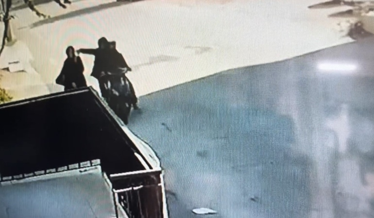 TELEFONLA KONUŞURKEN ÇALINTI MOTOSİKLETLE KAPKAÇA BÖYLE UĞRADI : O ANLAR KAMERADA