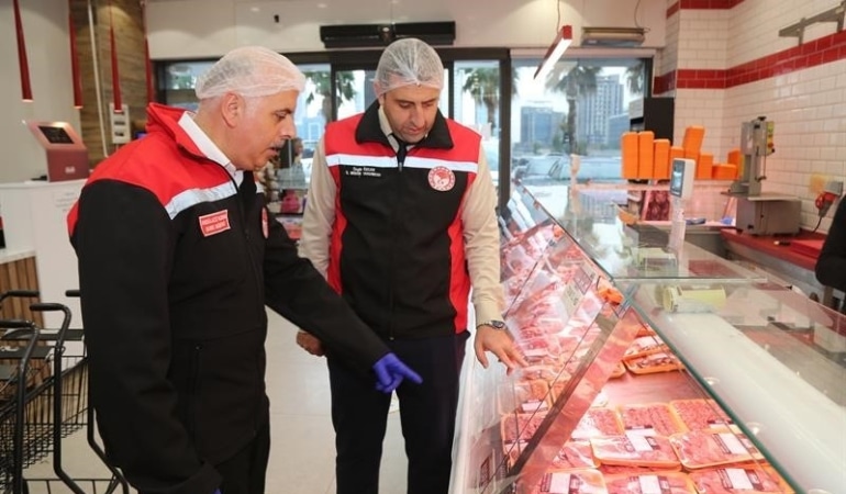 BURSA İL TARIM VE ORMAN MÜDÜRLÜĞÜ İLE 17 İLÇE MÜDÜRLÜĞÜNÜN EKİPLERİ, ET VE ET ÜRÜNLERİ SATIŞI VE ÜRETİMİ YAPAN 220 İŞLETMEDE EŞ ZAMANLI DENETİM GERÇEKLEŞTİRDİ. KIYMA, KÖFTE, SUCUK, KEBAP VE DÖNER GİBİ ÜRÜNLERDEN ALINAN NUMUNELER, ET TÜRÜ TAYİNİ VE YABANCI DOKU ARANMASI AMACIYLA BAKANLIK LABORATUVARLARINA GÖNDERİLDİ.
