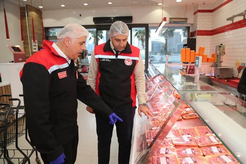 BURSA İL TARIM VE ORMAN MÜDÜRLÜĞÜ İLE 17 İLÇE MÜDÜRLÜĞÜNÜN EKİPLERİ, ET VE ET ÜRÜNLERİ SATIŞI VE ÜRETİMİ YAPAN 220 İŞLETMEDE EŞ ZAMANLI DENETİM GERÇEKLEŞTİRDİ. KIYMA, KÖFTE, SUCUK, KEBAP VE DÖNER GİBİ ÜRÜNLERDEN ALINAN NUMUNELER, ET TÜRÜ TAYİNİ VE YABANCI DOKU ARANMASI AMACIYLA BAKANLIK LABORATUVARLARINA GÖNDERİLDİ.