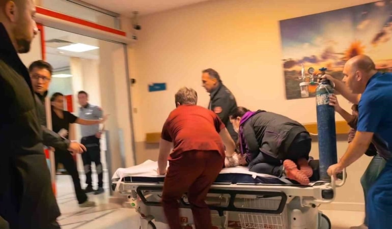 ÇOCUK DOKTORU 1 YAŞINDAKİ BEBEĞE SEDYE ÜZERİNDE BÖYLE MÜDAHALE ETTİ