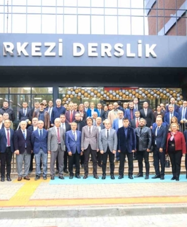BURSA ULUDAĞ ÜNİVERSİTESİ (BUÜ), KÖKLÜ GEÇMİŞİNİ MODERN YATIRIMLARLA TAÇLANDIRMAYA DEVAM EDİYOR. AÇILIŞ TÖRENİNDE, YAKLAŞIK 30 BİN METREKARELİK İNŞAAT ALANINDAN OLUŞAN MERKEZİ DERSLİK BİNASI HİZMETE GİRERKEN; KAMPÜSÜN ESTETİK RUHUNU BESLEYECEK SANAT GALERİSİ’NİN KAPILARI DA ZİYARETÇİLERE ARALANDI. TÖRENDE AYRICA ÜNİVERSİTENİN YARIM ASIRLIK TARİHİNE IŞIK TUTAN "50. YIL KİTABI" KAMUOYUNA TANITILDI.
