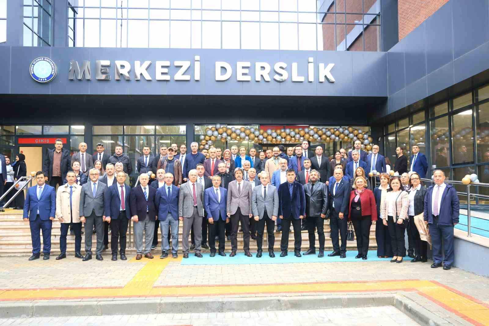 BURSA ULUDAĞ ÜNİVERSİTESİ (BUÜ), KÖKLÜ GEÇMİŞİNİ MODERN YATIRIMLARLA TAÇLANDIRMAYA DEVAM EDİYOR. AÇILIŞ TÖRENİNDE, YAKLAŞIK 30 BİN METREKARELİK İNŞAAT ALANINDAN OLUŞAN MERKEZİ DERSLİK BİNASI HİZMETE GİRERKEN; KAMPÜSÜN ESTETİK RUHUNU BESLEYECEK SANAT GALERİSİ’NİN KAPILARI DA ZİYARETÇİLERE ARALANDI. TÖRENDE AYRICA ÜNİVERSİTENİN YARIM ASIRLIK TARİHİNE IŞIK TUTAN "50. YIL KİTABI" KAMUOYUNA TANITILDI.