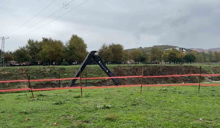 BURSA’NIN YILDIRIM İLÇESİ CUMALIKIZIK MAHALLESİ DELİÇAY MEVKİİNDE MEYDANA GELEN TOPRAK KAYMASI SONUCU DEREDE AKAN SUYUN AKIŞ YÖNÜ DEĞİŞTİ. DEMİRKÖPRÜ MEVKİSİNDEKİ PARK İÇERİSİNDEN KARAPINAR TARAFINA YÖNELEN SUYA MÜDAHALE İÇİN BUSKİ EKİPLERİ ÇALIŞMA BAŞLATTI.