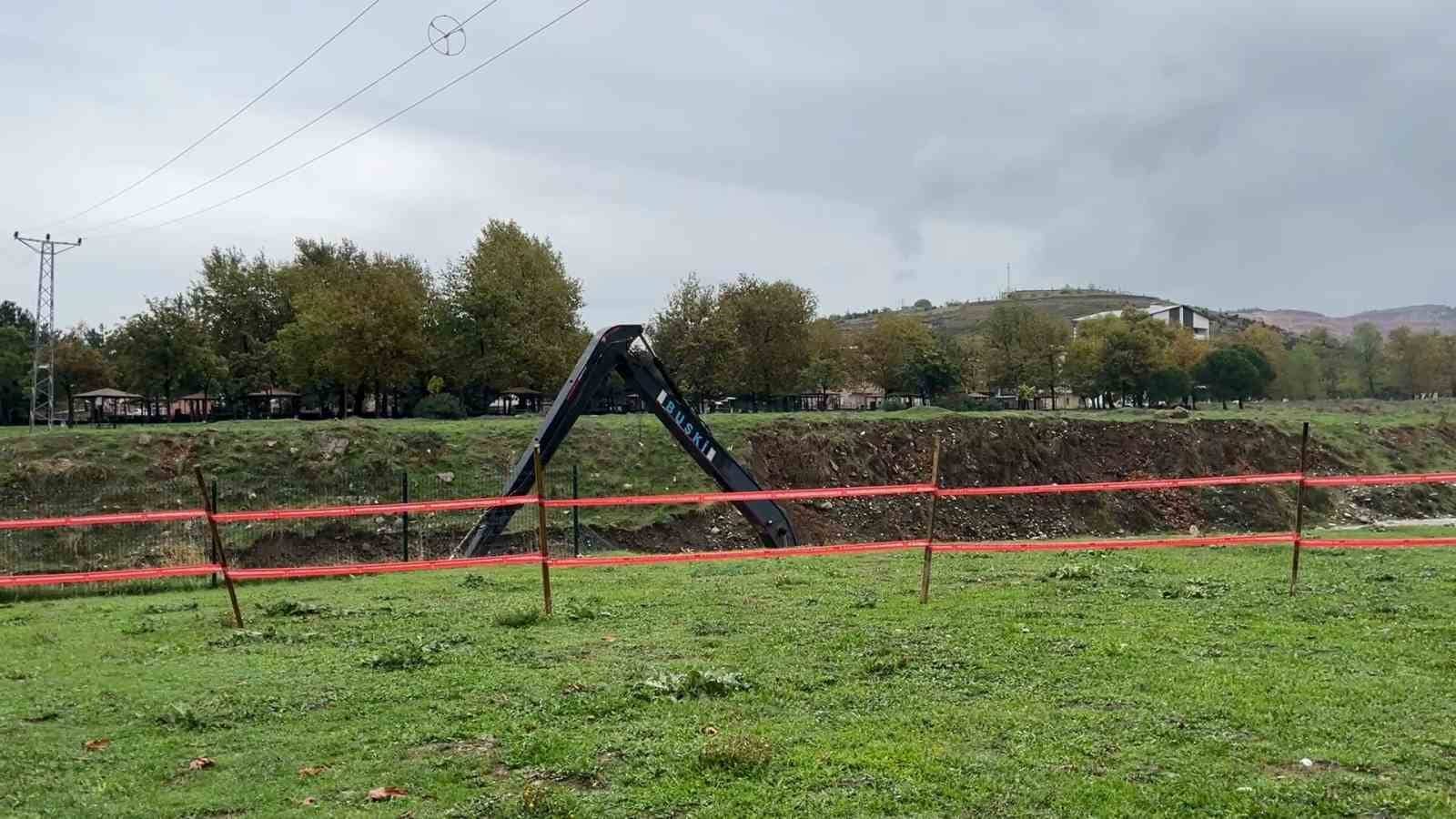 BURSA’NIN YILDIRIM İLÇESİ CUMALIKIZIK MAHALLESİ DELİÇAY MEVKİİNDE MEYDANA GELEN TOPRAK KAYMASI SONUCU DEREDE AKAN SUYUN AKIŞ YÖNÜ DEĞİŞTİ. DEMİRKÖPRÜ MEVKİSİNDEKİ PARK İÇERİSİNDEN KARAPINAR TARAFINA YÖNELEN SUYA MÜDAHALE İÇİN BUSKİ EKİPLERİ ÇALIŞMA BAŞLATTI.