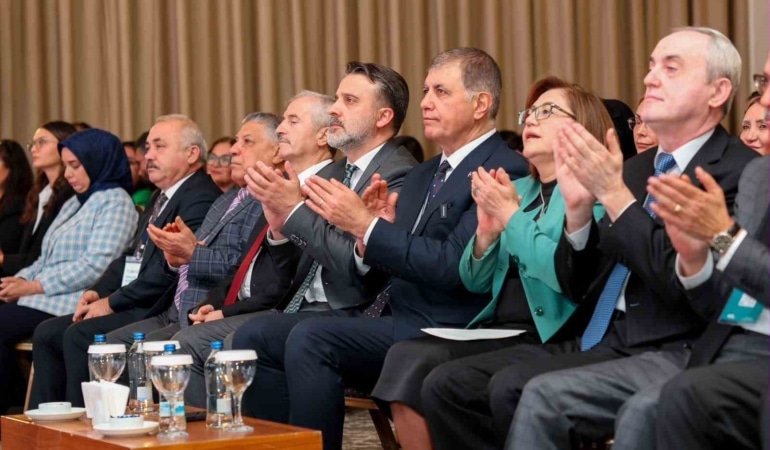 TÜRKİYE SAĞLIKLI KENTLER BİRLİĞİ’NİN 46. OLAĞAN MECLİS TOPLANTISI’NDA KONUŞAN BURSA BÜYÜKŞEHİR BELEDİYE BAŞKAN VEKİLİ ŞAHİN BİBA, "AFETLERE KARŞI DİRENÇLİ ŞEHİRLER OLUŞTURMAK İÇİN BİR YOL HARİTASI BELİRLEDİK. BUNDAN SONRAKİ SÜREÇTE YAPACAĞIMIZ TÜM ÇALIŞMALARDA AFETE ÖNCELİK VERECEĞİZ" DEDİ.