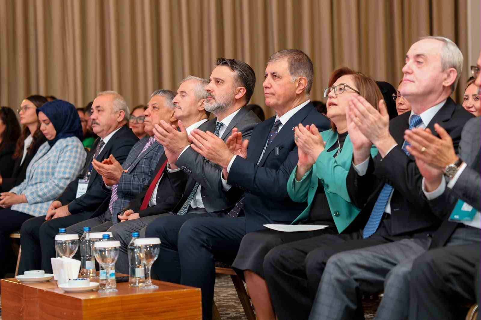 TÜRKİYE SAĞLIKLI KENTLER BİRLİĞİ’NİN 46. OLAĞAN MECLİS TOPLANTISI’NDA KONUŞAN BURSA BÜYÜKŞEHİR BELEDİYE BAŞKAN VEKİLİ ŞAHİN BİBA, "AFETLERE KARŞI DİRENÇLİ ŞEHİRLER OLUŞTURMAK İÇİN BİR YOL HARİTASI BELİRLEDİK. BUNDAN SONRAKİ SÜREÇTE YAPACAĞIMIZ TÜM ÇALIŞMALARDA AFETE ÖNCELİK VERECEĞİZ" DEDİ.