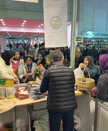 İNEGÖL’ÜN TARIM DEĞERLERİ, İNEGÖL BELEDİYESİ VE İNEGÖL ÜRETEN ÇİFTÇİLER KOOPERATİFİ İŞ BİRLİĞİYLE BURSA TARIM FUARI’NDA AÇILAN STANTTA GÖRÜCÜYE ÇIKTI. FUARDA İNEGÖL’ÜN TARIMSAL ÜRÜNLERİYLE BİRLİKTE YERLİ ÜRETİM MARKASI ÖZÜNDENKURU DA ZİYARETÇİLERLE BULUŞTU.