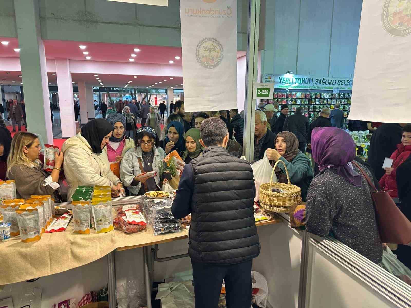 İNEGÖL’ÜN TARIM DEĞERLERİ, İNEGÖL BELEDİYESİ VE İNEGÖL ÜRETEN ÇİFTÇİLER KOOPERATİFİ İŞ BİRLİĞİYLE BURSA TARIM FUARI’NDA AÇILAN STANTTA GÖRÜCÜYE ÇIKTI. FUARDA İNEGÖL’ÜN TARIMSAL ÜRÜNLERİYLE BİRLİKTE YERLİ ÜRETİM MARKASI ÖZÜNDENKURU DA ZİYARETÇİLERLE BULUŞTU.