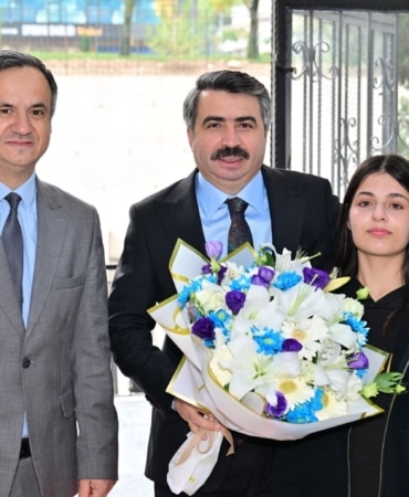 YILDIRIM BELEDİYE BAŞKANI OKTAY YILMAZ, AHMET VEFİK PAŞA ANADOLU LİSESİ’Nİ ZİYARET ETTİ. BAŞKAN OKTAY YILMAZ, İLK OLARAK OKUL MÜDÜRÜ SİNAN DEMİR VE ÖĞRETMENLERLE BİR ARAYA GELDİ. ÖĞRETMENLERLE GÖRÜŞ ALIŞVERİŞİNDE BULUNAN BAŞKAN YILMAZ, DAHA SONRA SINIFLARI GEZDİ. ÖĞRENCİLERLE SOHBET EDEN OKTAY YILMAZ, GENÇLERE EĞİTİM HAYATLARI VE GELECEK HEDEFLERİ KONUSUNDA TAVSİYELERDE BULUNDU. ZİYARETİN DEVAMINDA OKULUN SPOR SALONUNA GEÇEN BAŞKAN OKTAY YILMAZ, BURADA GENÇLERLE MASA TENİSİ VE VOLEYBOL OYNADI.