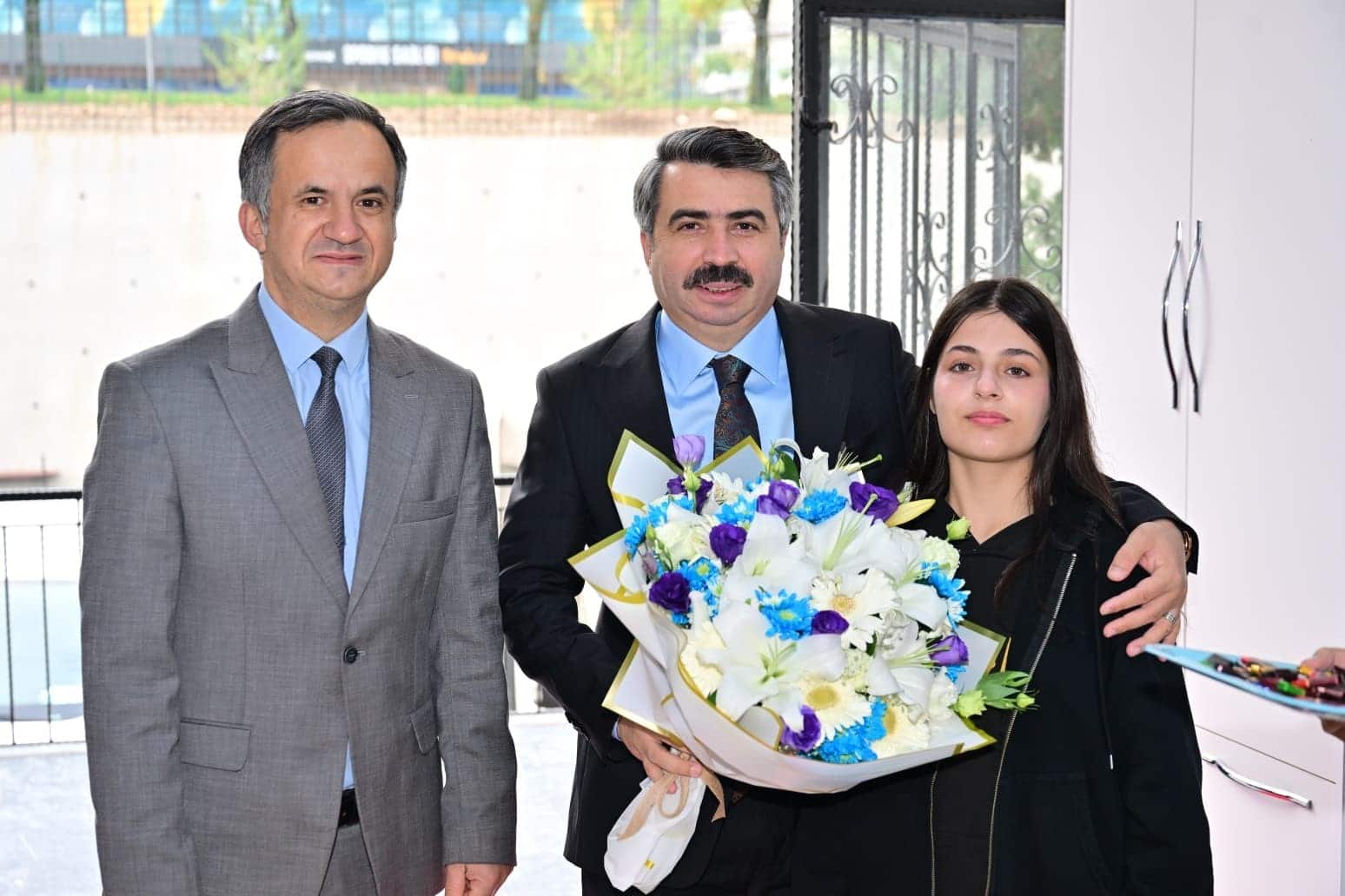 YILDIRIM BELEDİYE BAŞKANI OKTAY YILMAZ, AHMET VEFİK PAŞA ANADOLU LİSESİ’Nİ ZİYARET ETTİ. BAŞKAN OKTAY YILMAZ, İLK OLARAK OKUL MÜDÜRÜ SİNAN DEMİR VE ÖĞRETMENLERLE BİR ARAYA GELDİ. ÖĞRETMENLERLE GÖRÜŞ ALIŞVERİŞİNDE BULUNAN BAŞKAN YILMAZ, DAHA SONRA SINIFLARI GEZDİ. ÖĞRENCİLERLE SOHBET EDEN OKTAY YILMAZ, GENÇLERE EĞİTİM HAYATLARI VE GELECEK HEDEFLERİ KONUSUNDA TAVSİYELERDE BULUNDU. ZİYARETİN DEVAMINDA OKULUN SPOR SALONUNA GEÇEN BAŞKAN OKTAY YILMAZ, BURADA GENÇLERLE MASA TENİSİ VE VOLEYBOL OYNADI.