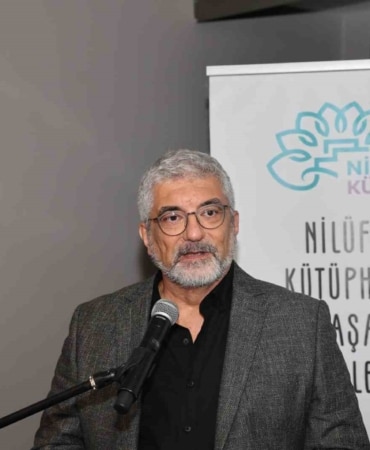 NİLÜFER BELEDİYESİ VE BURSA YAZIN VE SANAT DERNEĞİ (BUYAZ) TARAFINDAN DÜZENLENEN BUYAZ İHSAN ÜREN ŞİİR ÖDÜLÜ, NÂZIM HİKMET KÜLTÜREVİ’NDE GERÇEKLEŞTİRİLEN TÖRENLE SAHİBİNİ BULDU. İKİ YILDA BİR VERİLEN ÖDÜLÜN BU YILKİ SAHİBİ, "UYANINCA BEN BURDAYIM" İSİMLİ ESERİYLE EMİN KAYA OLDU.