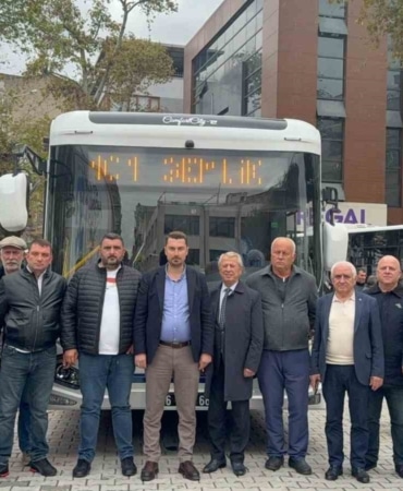GEMLİK’TE TOPLU ULAŞIMDA KONFOR VE RAHATLIĞI ARTIRMASI HEDEFLENEN ELEKTRİKLİ OTOBÜSLER İÇİN TEST AMAÇLI YOLCU TAŞIMACILIĞI BAŞLADI. GEMLİK 73 NO’LU OTOBÜS VE MİNİBÜSÇÜLER KOOPERATİFİ’NİN 21 ELEKTRİKLİ OTOBÜSTEN OLUŞAN PROJESİNDE İLK ADIM ATILDI.