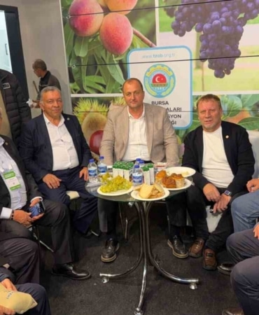 İZNİK BELEDİYE BAŞKANI KAĞAN MEHMET USTA, BURSA ULUSLARARASI FUAR VE KONGRE MERKEZİ’NDE DÜZENLENEN AGROGREEN BURSA TARIM VE HAYVANCILIK FUARI’NI ZİYARET EDEREK TARIM ALETLERİ SEKTÖRÜNDE FAALİYET GÖSTEREN İZNİKLİ VE BURSALI ÜRETİCİLERLE BİR ARAYA GELDİ.