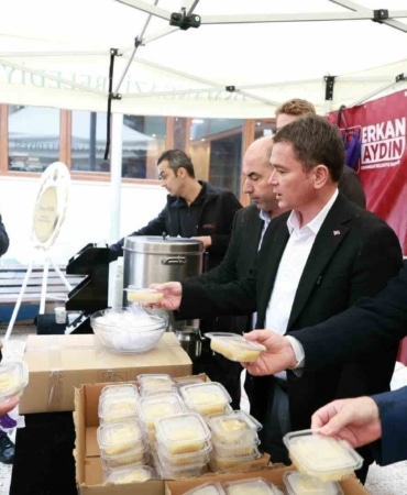 OSMANGAZİ’DE YAŞAYAN VATANDAŞLARIN SORUNLARINI DİNLEYEREK ÇÖZÜM ÜRETMEK VE MAHALLELERİN İHTİYAÇLARINI YERİNDE TESPİT ETMEK AMACIYLA HER HAFTA FARKLI BİR MAHALLEYE ZİYARETLERDE BULUNAN OSMANGAZİ BELEDİYE BAŞKANI ERKAN AYDIN’IN BU HAFTAKİ DURAĞI TUZPAZARI MAHALLESİ OLDU.