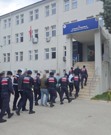 BURSA’NIN İZNİK İLÇESİNDE, YOL KONTROLÜ, RADAR VE KOLLUK DENETİMLERİNE İLİŞKİN BİLGİLERİN WHATSAPP GRUBUNDA PAYLAŞILDIĞI TESPİT EDİLDİ. OPERASYONDA, GRUP YÖNETİCİSİ OLDUĞU BELİRLENEN 8 ŞÜPHELİ YAKALANDI.