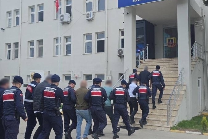 BURSA’NIN İZNİK İLÇESİNDE, YOL KONTROLÜ, RADAR VE KOLLUK DENETİMLERİNE İLİŞKİN BİLGİLERİN WHATSAPP GRUBUNDA PAYLAŞILDIĞI TESPİT EDİLDİ. OPERASYONDA, GRUP YÖNETİCİSİ OLDUĞU BELİRLENEN 8 ŞÜPHELİ YAKALANDI.